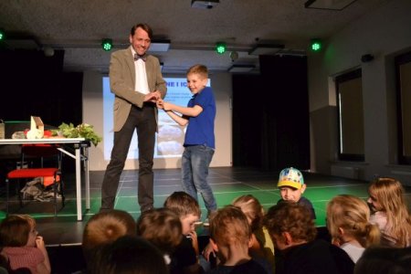 Ucieczka przez siedem komnat - pokaz z fizyki poświęcony niskim temperaturom - dla dzieci