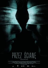 Przez ścianę