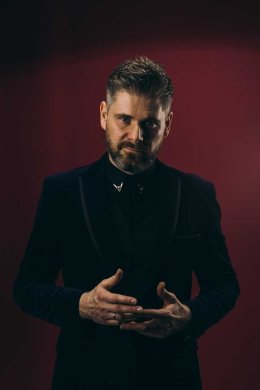 NAJPIĘKNIEJSZE PIOSENKI: Lata dwudzieste, lata trzydzieste…śpiewa Łukasz Jemioła