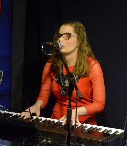 Przeboje Wojciecha Młynarskiego w ciemności zaśpiewa Agata Zakrzewska