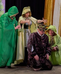 Spektakl teatralny ,,Wesołe Kumoszki z Windsoru'' w wykonaniu Amatorskiego Teatru Towarzyskiego