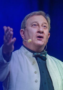 NIC NOWEGO POD SŁOŃCEM – spektakl literacko-satyryczny Sławomira Hollanda