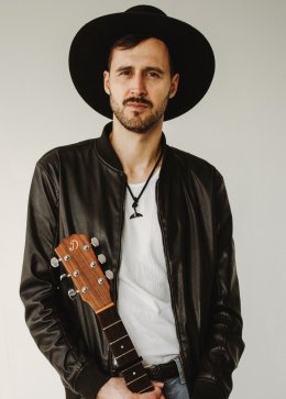 Kuby Kęsy śpiewa piosenki Elvisa Presleya