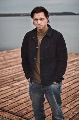 Maciej Starnawski z zespołem. Koncert na dachu Arthouse Kołowa