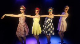 SZALONE LATA 50-60-70 - Scena Kamienica