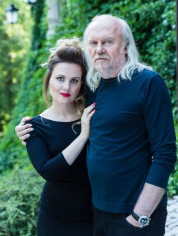 Andrzej Sikorowski i Maja Sikorowska z zespołem