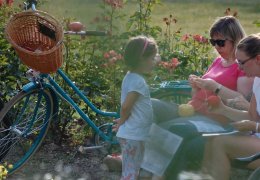 Wędrująca ławeczka | Szydełkowy street art