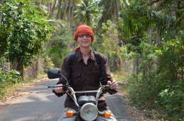 Klub Obieżyświatów - Paweł Kowalczyk - "CZERWONE DROGI AUROVILLE. Wolontariat w Indiach i świat tamilskich wiosek"