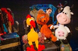 TEATRALNA NIEDZIELA "PIOSENKI Z KUFRA" ZDROJOWY TEATR ANIMACJI Z JELENIEJ GÓRY