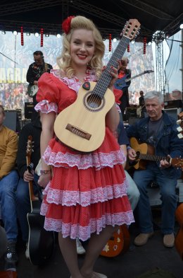 Gitarą i piórem: "Być kobietą" - koncert z okazji Dnia Kobiet