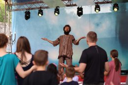 WKRĘĆ SIĘ W OPOWIEŚĆ: SZYMON GÓRALCZYK I OPOWIEŚCI DRZEW