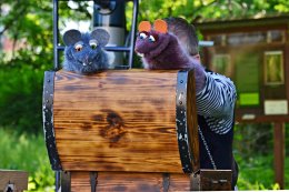 WKRĘĆ SIĘ W TEATR: WALIZKI Z RÓŻNYCH STRON ŚWIATA