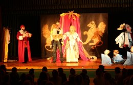 “TRZEJ MUSZKIETEROWIE i tajemnica królewskiego klejnotu”  Przedstawienie interaktywne dla dzieci w wieku 4+ w wykonaniu Teatru Wariacj